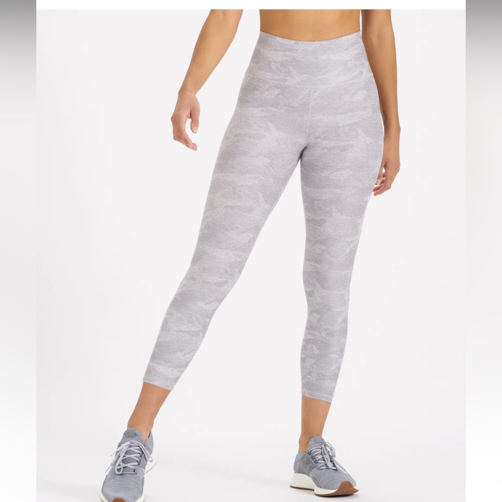 Vuori Clean Elevation Legging-Short in Pale Heather Camo
